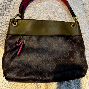 You are looking at 100 percent authentic handbag with a clip shoulder strap